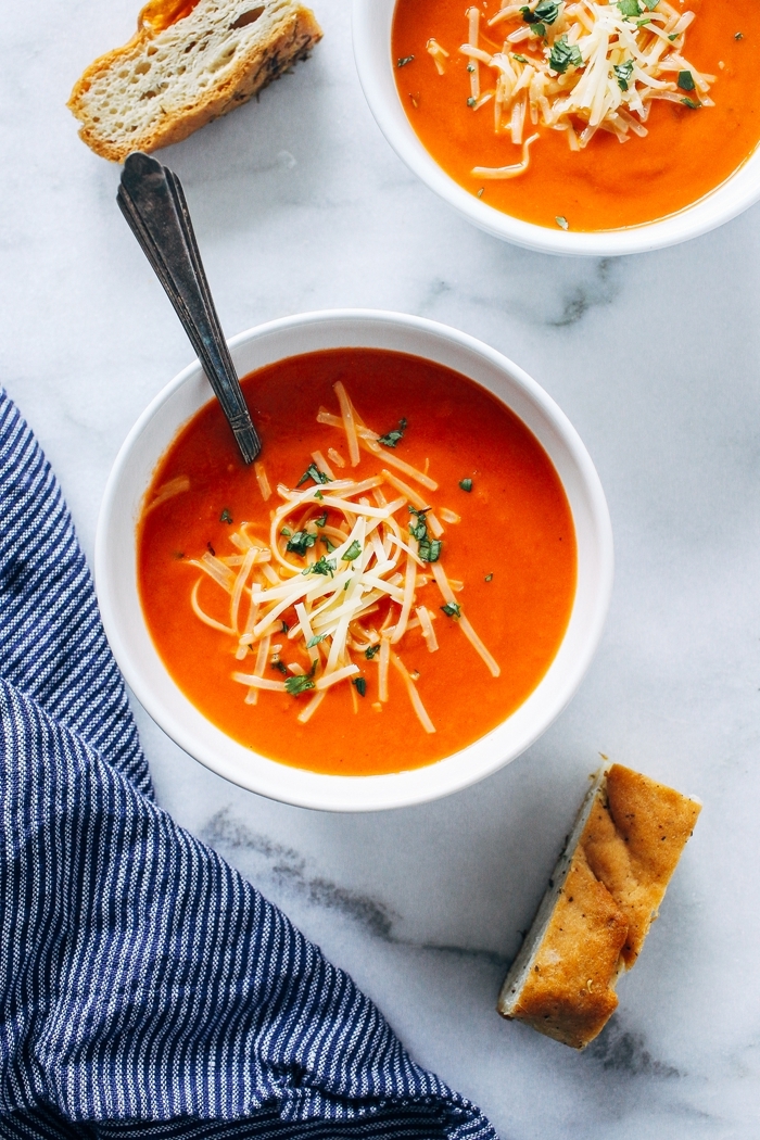 frische tomatensuppe mit käse vegetarische gerichte suppe mit tomaten gemüsesuppe
