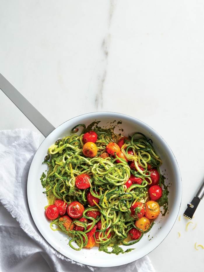 frühling salata mit tomaten pesto zucchini noodles leichte und gesunde rezepte zum selber machen