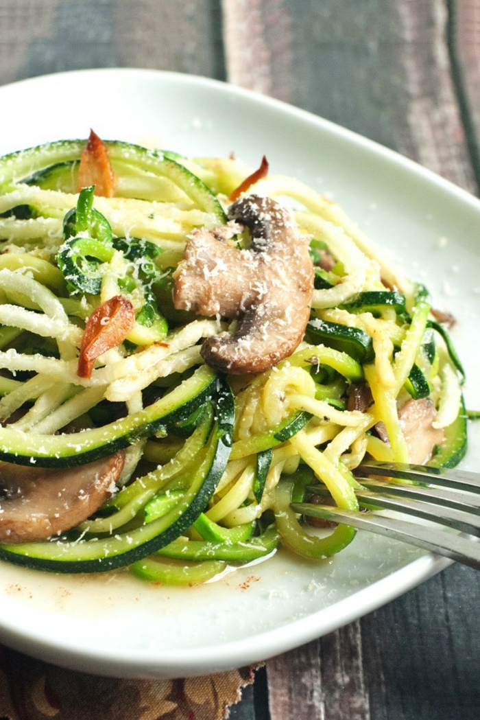 gericht mit pilzen und nudeln mit zucchini gesunde ernährung pasta zoodles selber machen