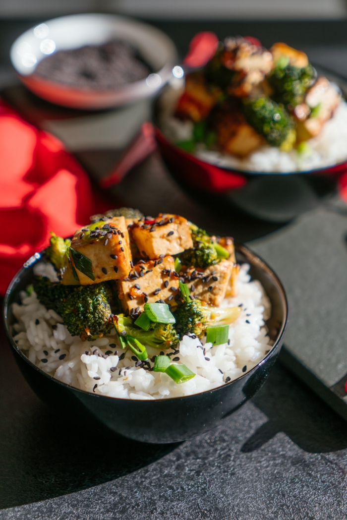 gesunde tofu gerichte eine schwarze schüssel mit weißem reis und brokkoli