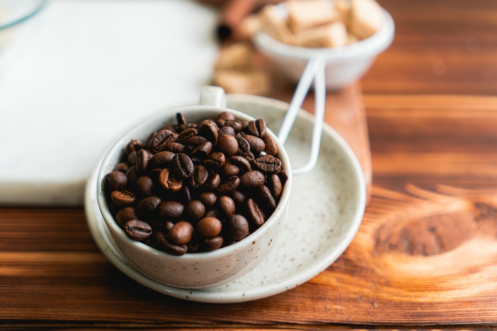 grauer teller die zutaten für dalgona kaffee rezept schwarze kaffeebohnen