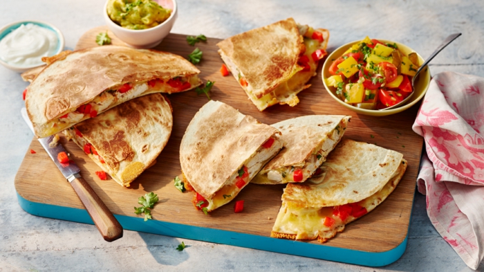 große platte mit essen gefüllte tortilla mexikanisch klassische gerichte leckere gerichte zum mittagessen selber machen