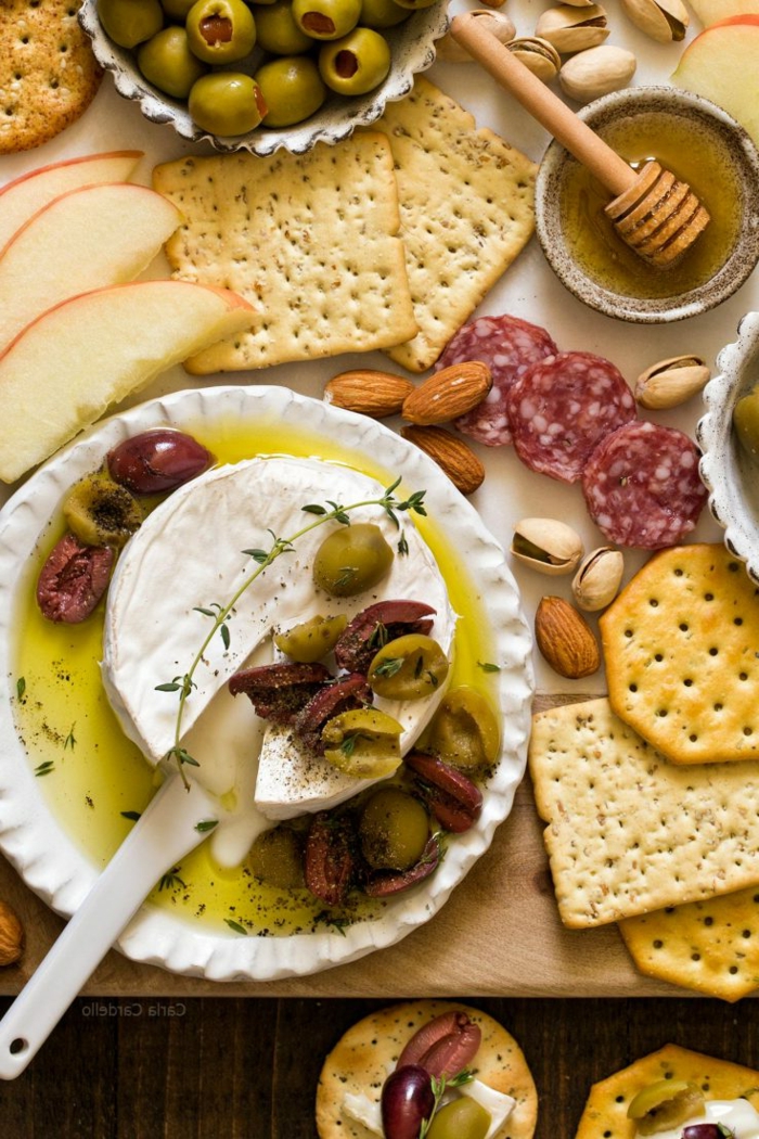 grüne oliven gebackener brie franz käsesorten antipasti inspiration cracker und honig