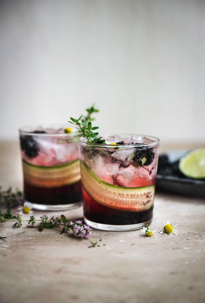 gurke beeren cocktail rezept mit alkohol selber mixer zwei gläser mit getränken cocktails ideen und inspiration