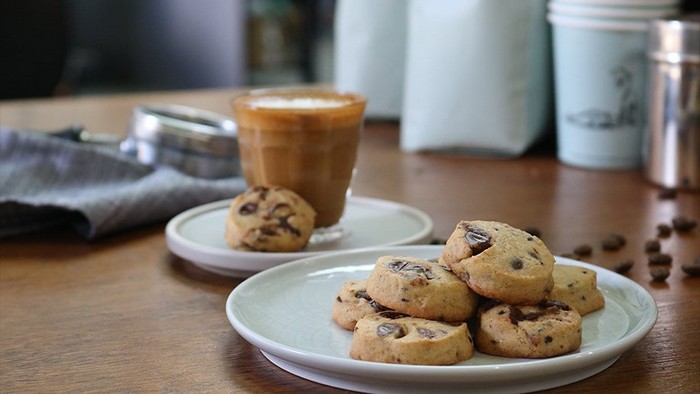 haferflockenkekse ohne mehl gesunde kekse backen haferflocken plätzchen rezept teller mit chip cookies tasse kaffee