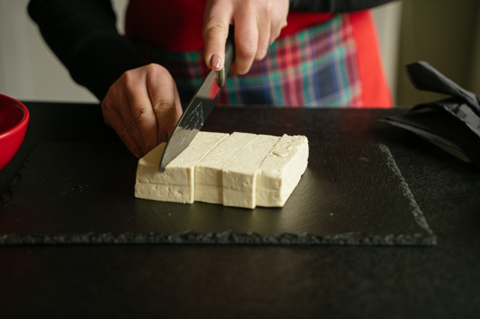 hände mit scharfem messer weißen tofu schneiden gesunde rezepte