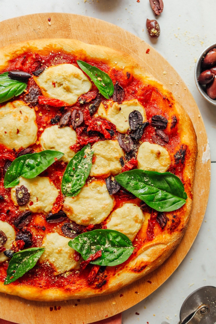 italienische gerichte pizza mit mozarella vegan selber machen rezept mit cashews