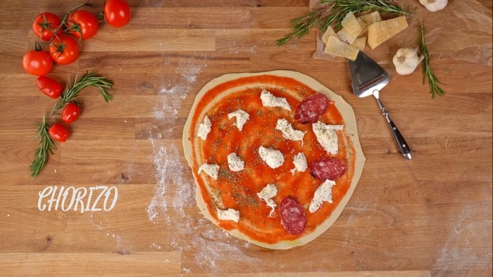 italiensicher pizzateig pizzateig selber machen hefeteig pizza pizzabelag chorizo mozzarella und tomatensoße