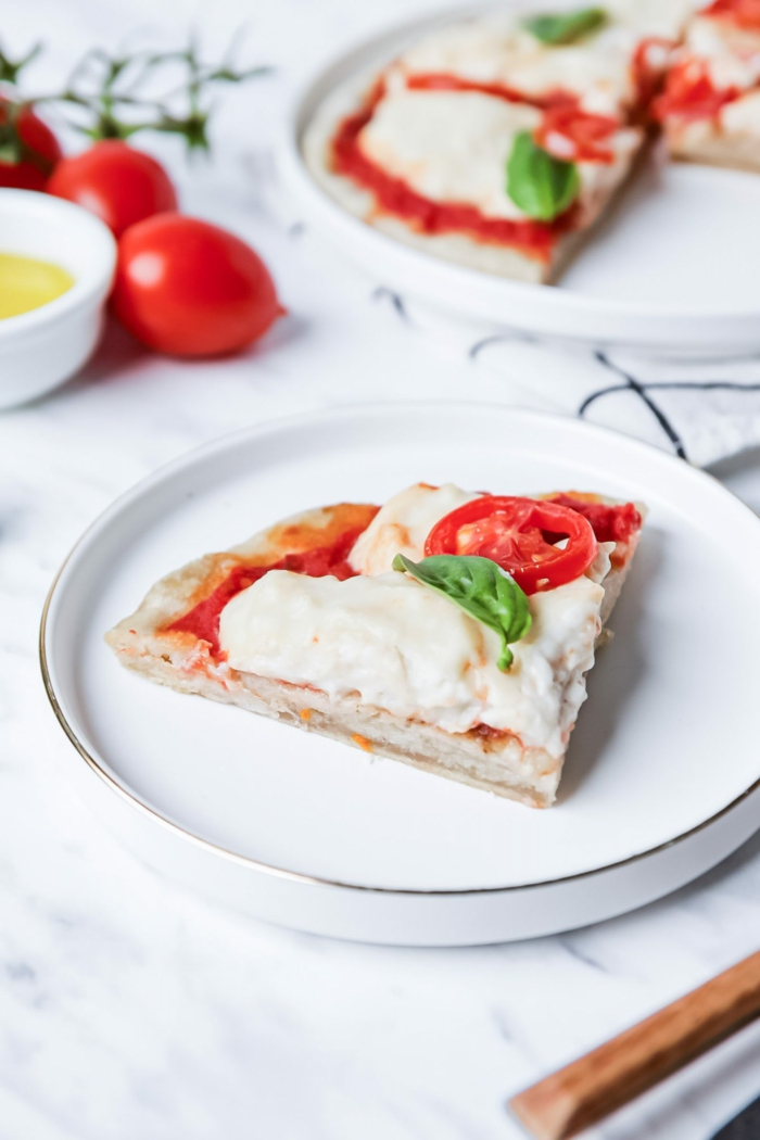 klassische italienische pizza mit tomaten und mozarella vegan rezept zum selber machen ideen