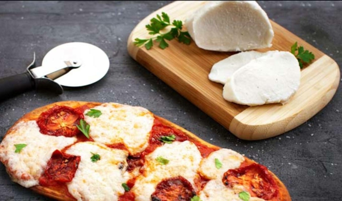klassische italienische pizza mit tomaten und veganer mozzarella rezept selber machen
