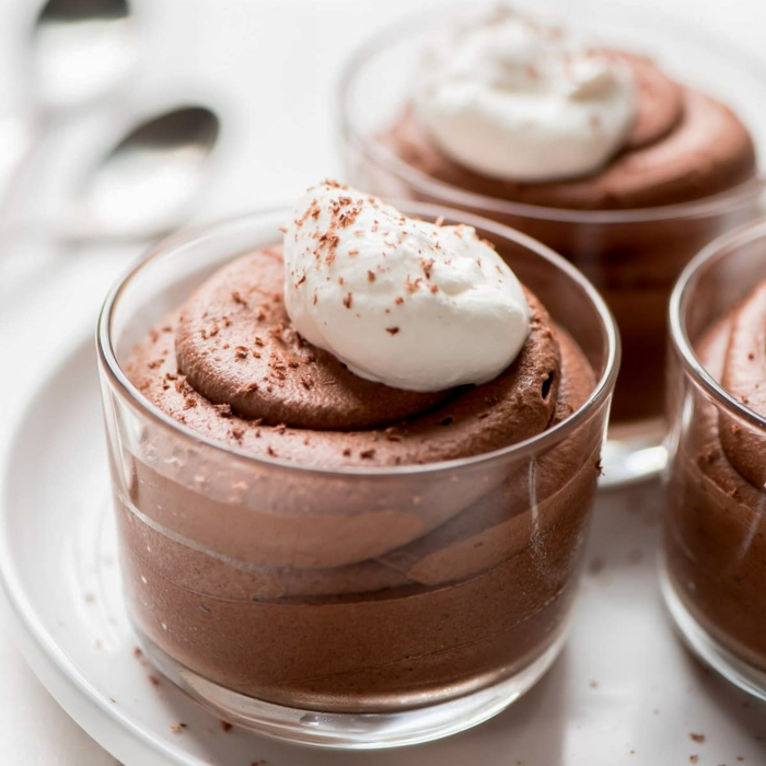 klassisches französisches dessert mit bio schokolade rezept mousse au chocolat mit sahne