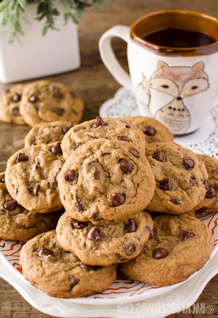 knusprige haferflocken kekse rezept chip cookies mit bananen und schokolade kaffeetasse mit hexe deko