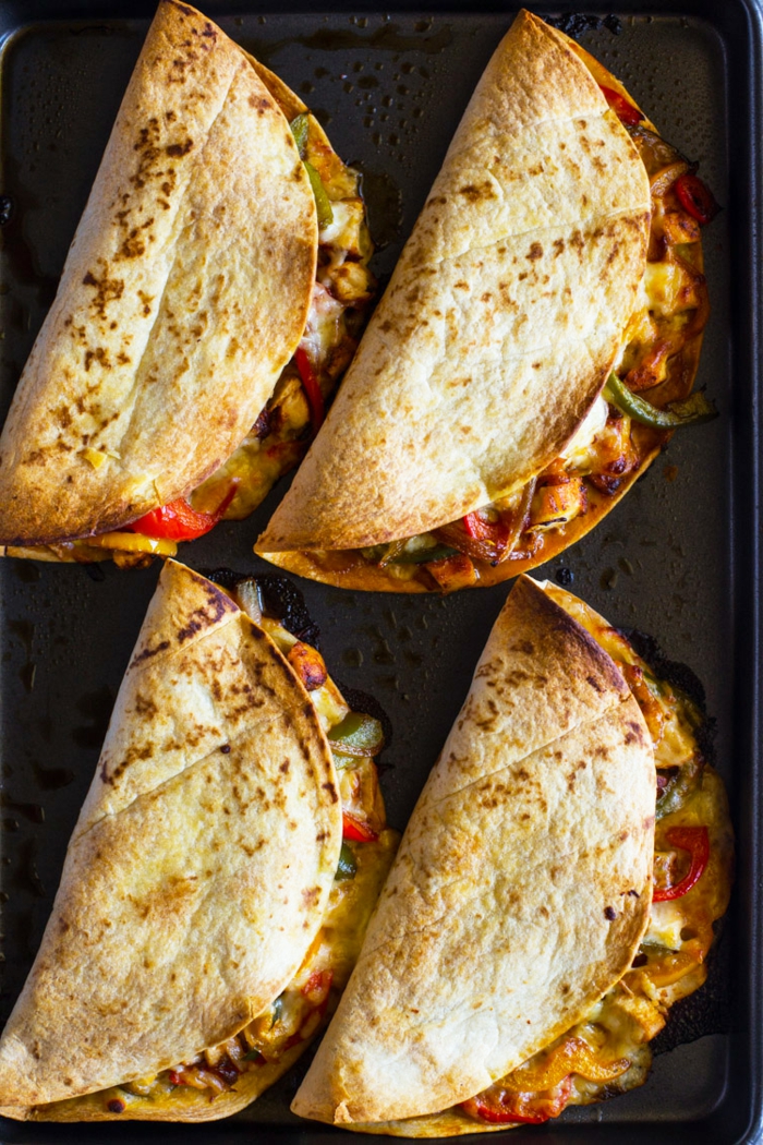 knusprige quesadillas selber machen tortillas gefüllt mit mozarella gemüse und hähnchenfleisch leckeres abendessen machen