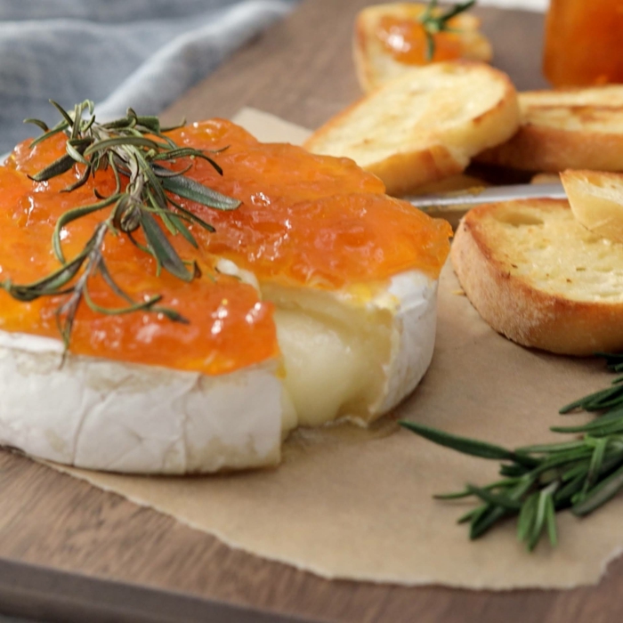 köstliche ideen zum kochen käse brie gebacken mit aprikosen marmelade und rosmarin französischer käse