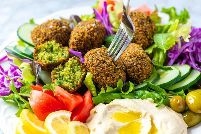 Ein appetitliches und wolkenförmiges Falafel Abendessen Essen