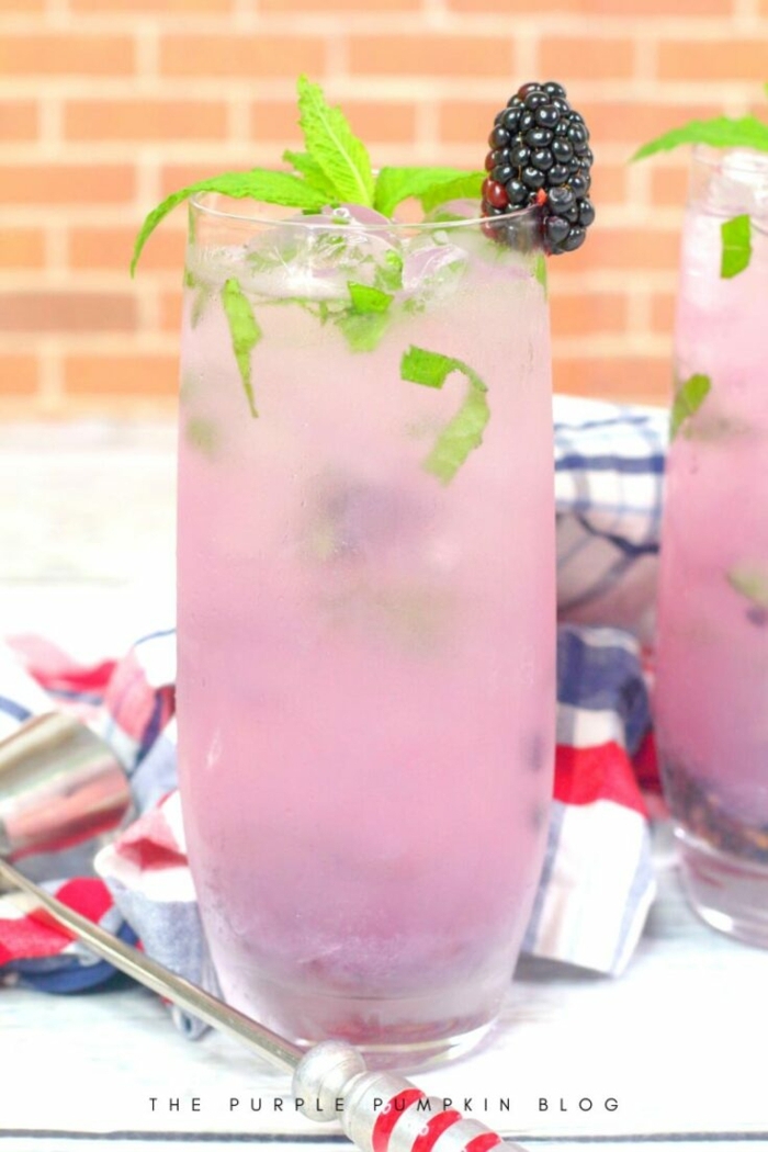 lila cocktail im großen glas wodka mischungen mit beeren sommer getränke mit alkohol