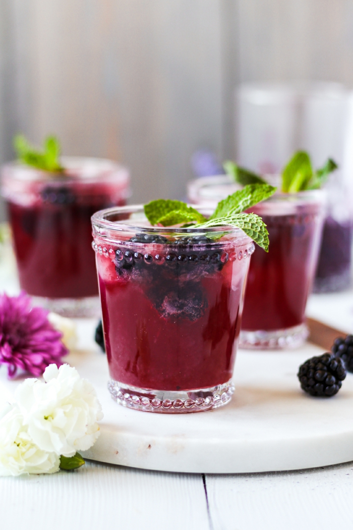 lila getränk mit alkohol fruchtige cocktails rezepte selber mixen für den sommer erfrischung ideen und inspiration