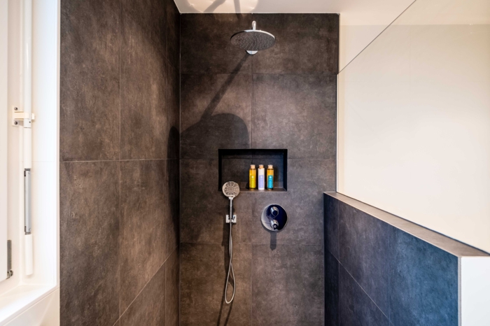 mischbatterie für dusche auswählen wichtige tipps badezimmer schwarze fliesen modernes badezimmer