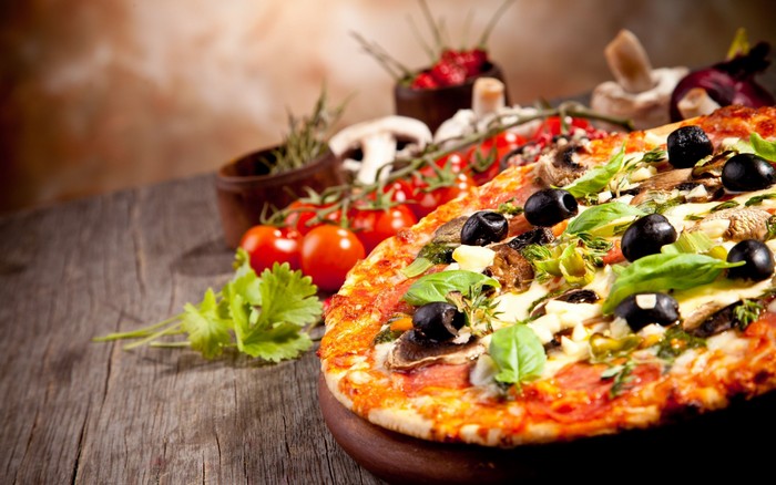 neapolitansiche pizza pizzateig italienisch hefeteig pizza heiße pizza mit tomaten und oliven rukola aus pizzastahl