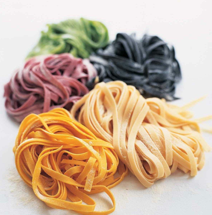 nudeln in verschiedene farben bunte spaghetti selber machen köstliche rezepte zum abendessen