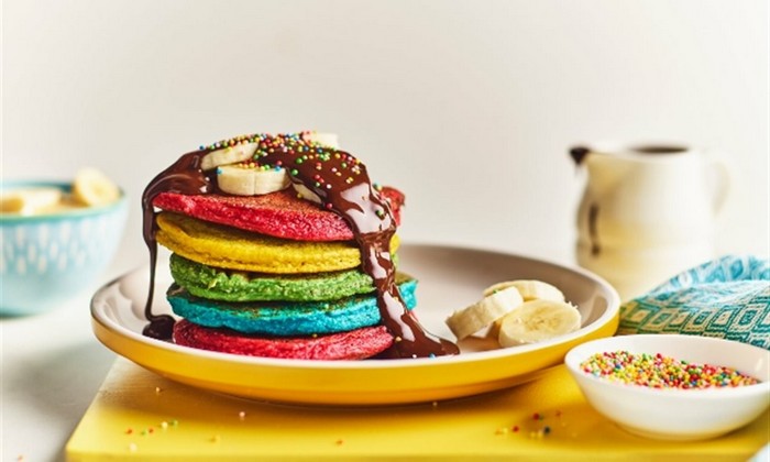 pfannkuchen einach fluffige pfannkuchen eierkuchen rezept teller mit regenbogen pfannkuchen schokolade banane