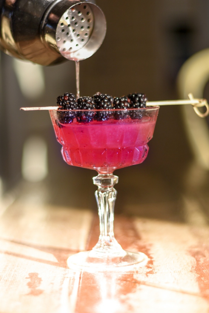 pinker cocktail mit wodka und brombeeren leckere cocktails selber machen leichte rezepte
