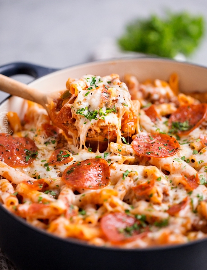 pizza belag ideen pizzabelag mit tomaten salami käse und kräutern eifnaches mittagessen