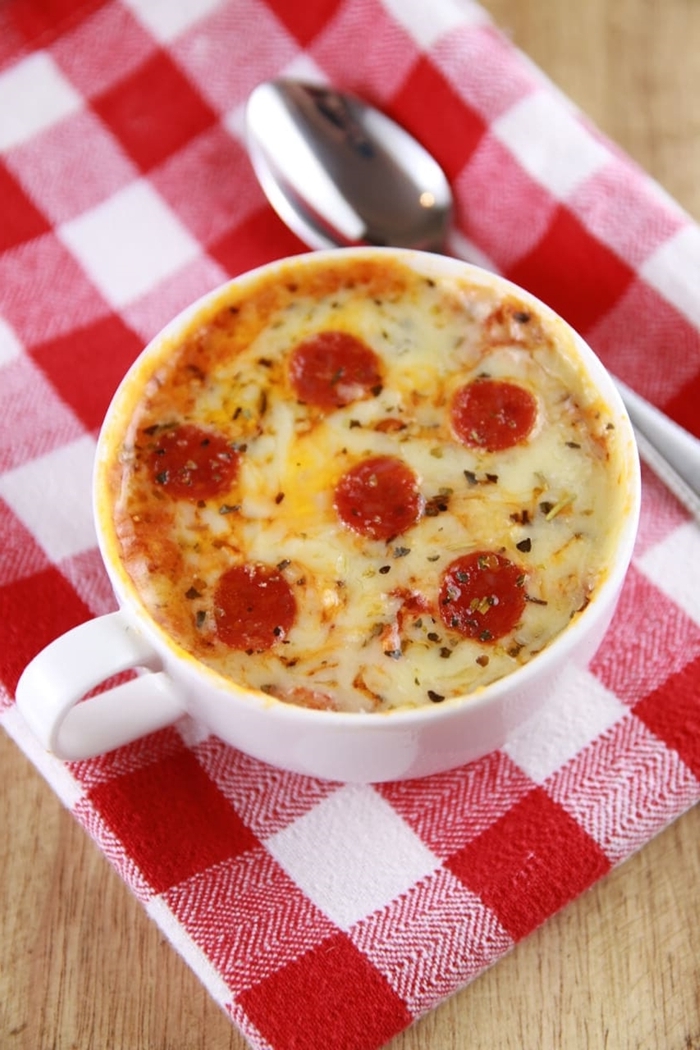 pizza belag ideen schnelles abendessen leckere rezepte pizzarezepte salami käse tomatensoße