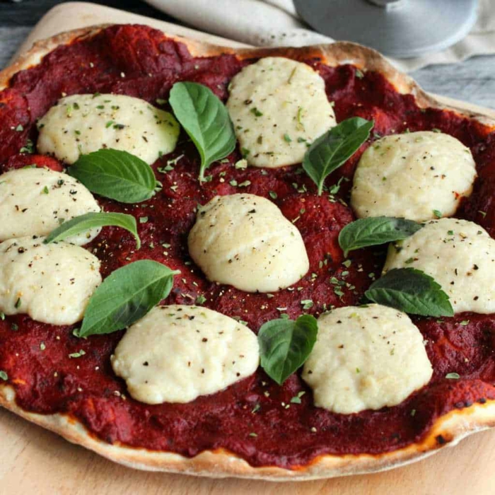 pizza mit tomatensoße und veganer mozzarella selber machen basilikum blätter vegane gerichte