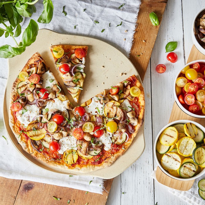 pizzastein pizza selber machen italienischer pizzateig parma pizza auf pizzastein mit tomaten zucchini