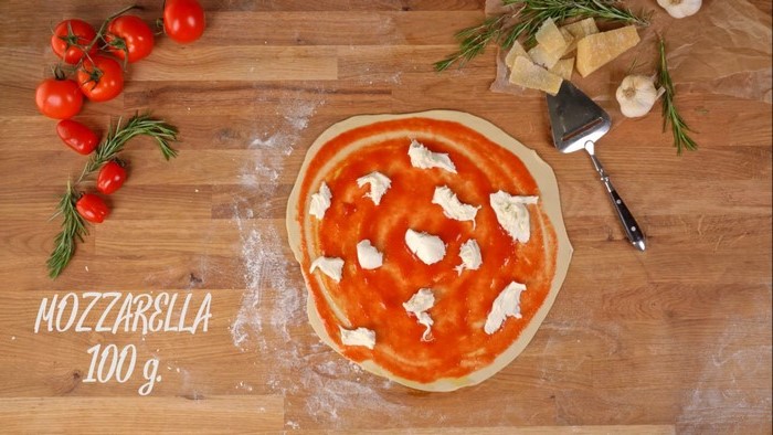 pizzateig italienisch neapolitanische pizza hefeteig pizza mit mozzarella und tomatensoße