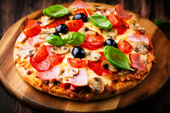 pizzateig mit hefe schneller pizzateig selbstgemachte pizza mit tomaten oliven und basilikum