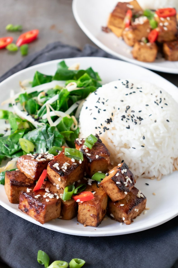 rezepte mit tofu ein weißer teller mit weißem reis und tofu marinade mit brokkoli