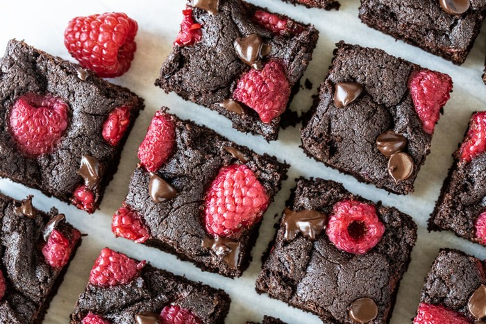 saftige vegane brownies brownie rezept ohne ei gesunde brownies mit frischen himbeeren und schokolade