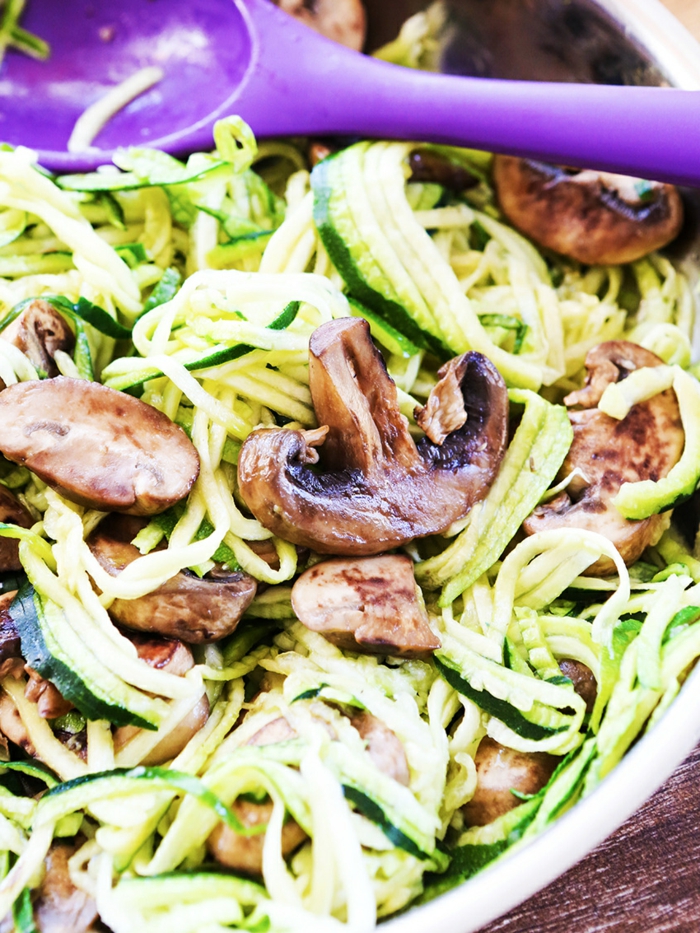 sautierte zoodles mit pilzen zucchini spaghetti rezept leicht und schnell zubereiten