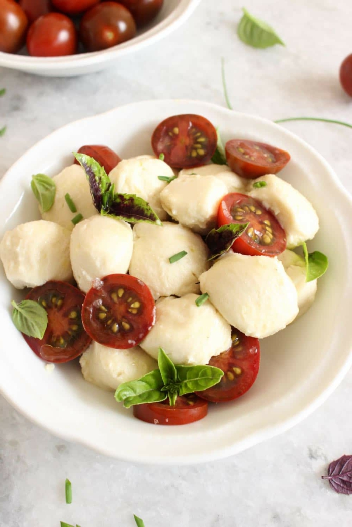 schale mit kleinen cherry tomaten und runde mozzarella bällchen veganer mozzarella rezept diy