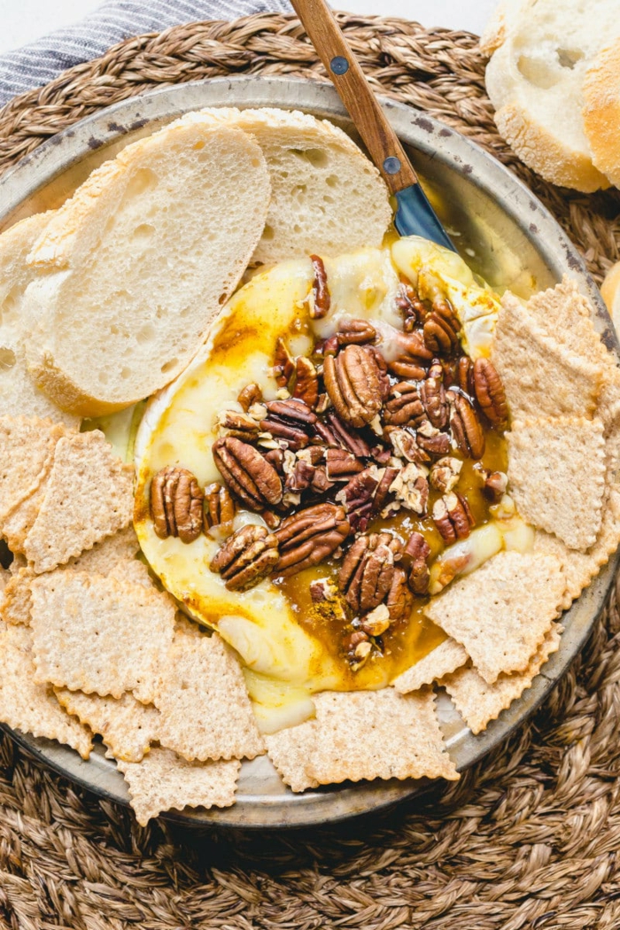 scheiben brot und crackers käse brie zubereiten mit nüssen und honig leckere französische rezepte zum backen