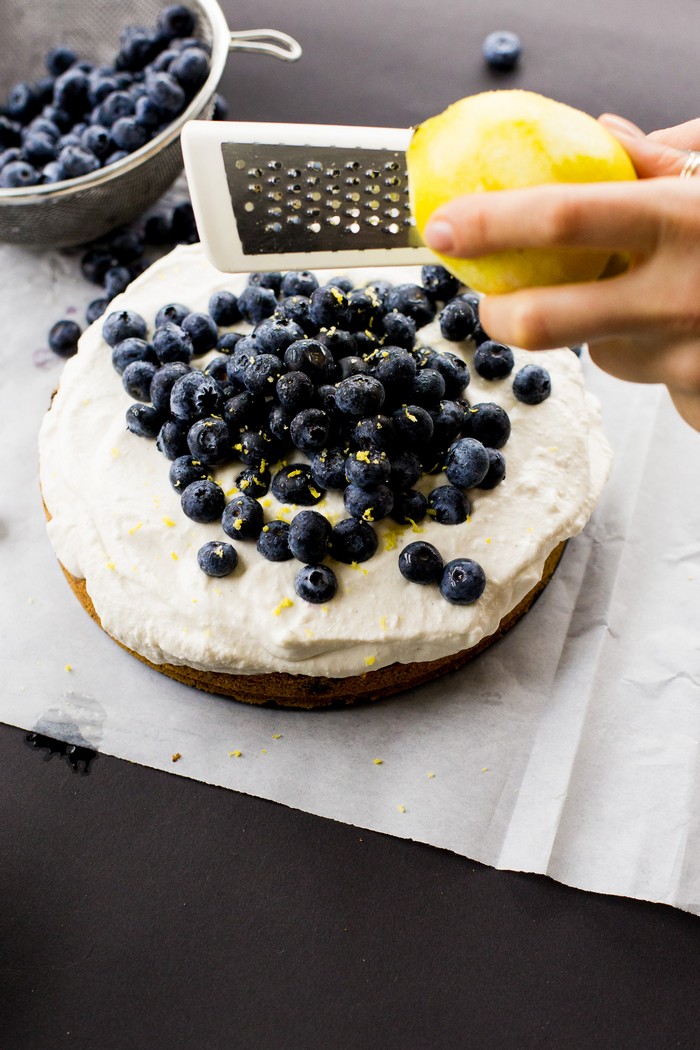 schneller saftiger zitronenkuchen schneller zitronenkuchen lemon drizzle cake saftiger kuchen zitronenkuchen mit blaubeeren und quark zitronenzest schälen