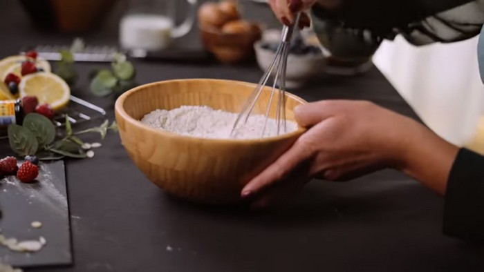schneller zitronenkuchen rezept zitronenkuchen mit blaubeeren saftiger kuchen selber machen mehl mit trockenen zutaten mischen