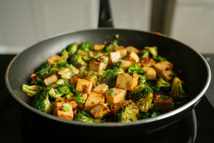 schwarze pfanne asiatisches tofu rezept zutaten tofu und brokkoli