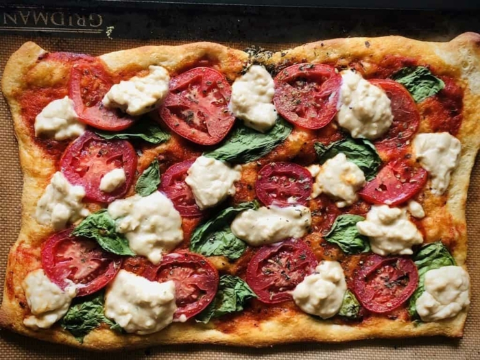selbstgemachte pizza mit tomaten veganer mozzarella rezept käse selber machen ideen