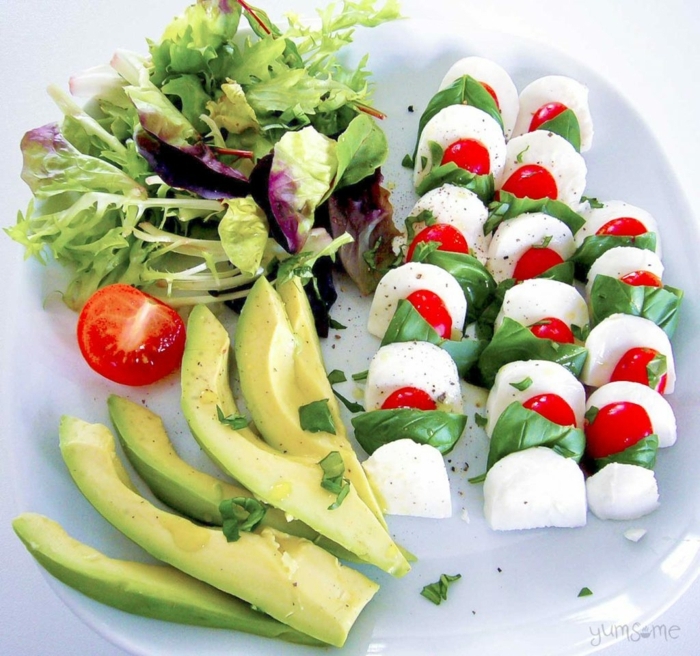 teller mit avocado salat mini mozzarella mit mini tomaten gerichte selber zubereiten leichte rezepte