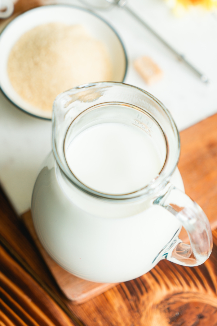 tisch aus holz milch dalgona milk die zutaten für dalgona kaffee rezept
