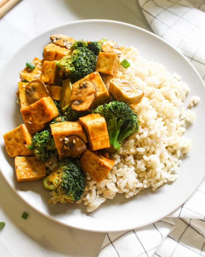 tofu zubereiten ein weißer teller mit weißem reis und brokkoli und tofu marinade