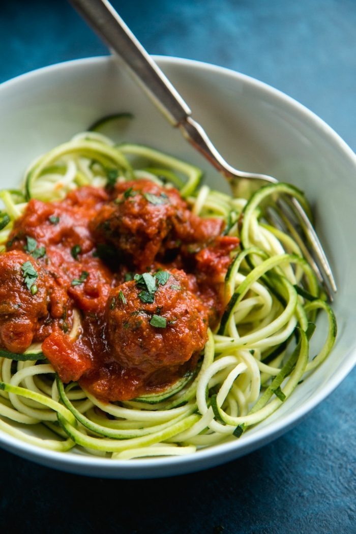 tomatensoßen auf zoodles gesunde ernährung pasta alternative leicht und schnell rezept