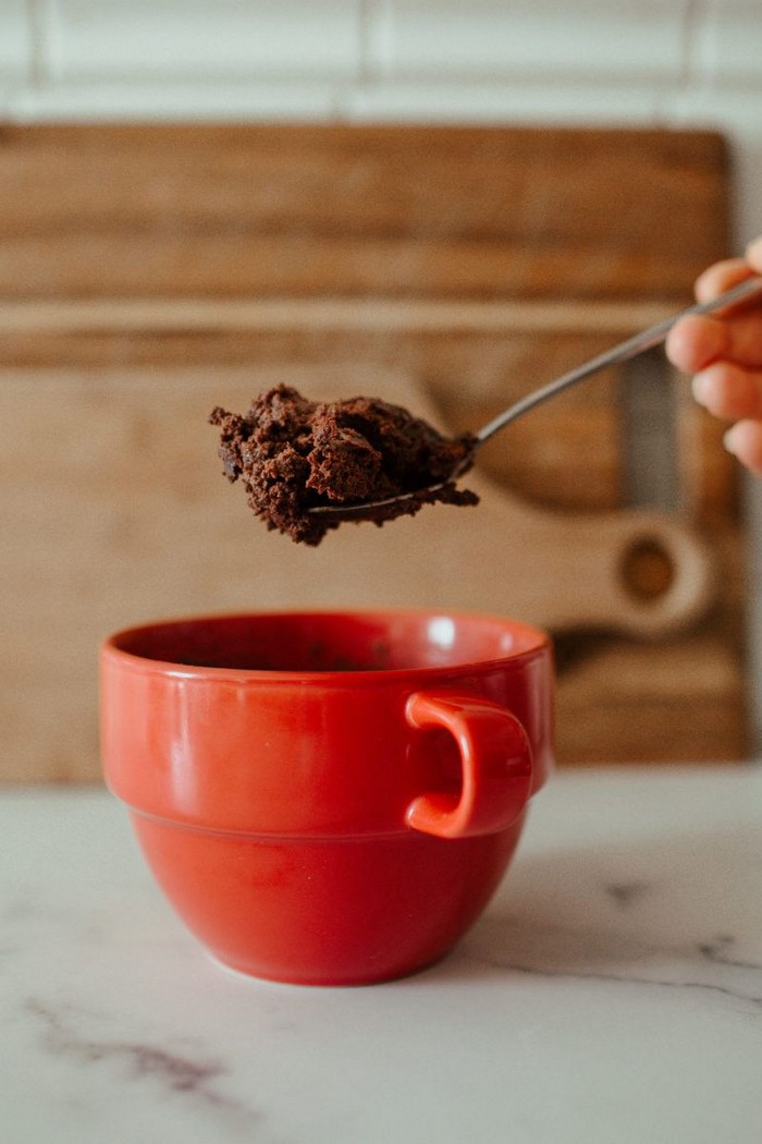 vegane brownies rezept gesunde brownies glutenfreie brownies einfach brownie in roter kaffeetasse mit löffel