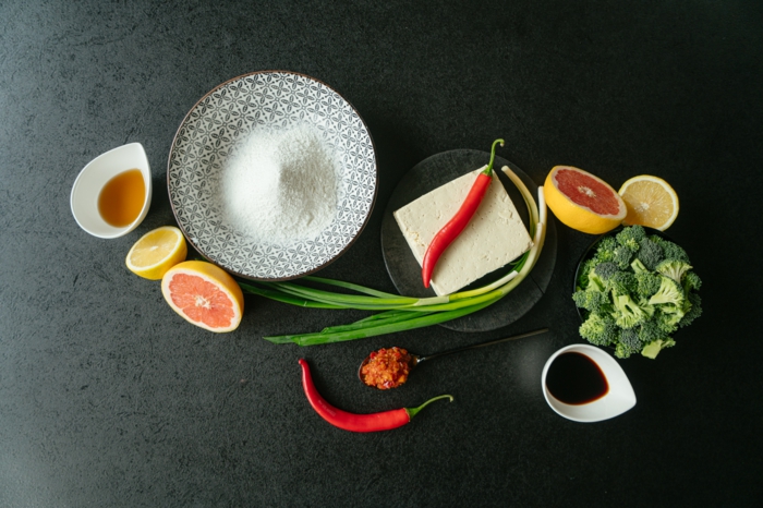 vegane ernährung zutaten für asiatisches tofu rezept knoblauch chili schotten und zitrone