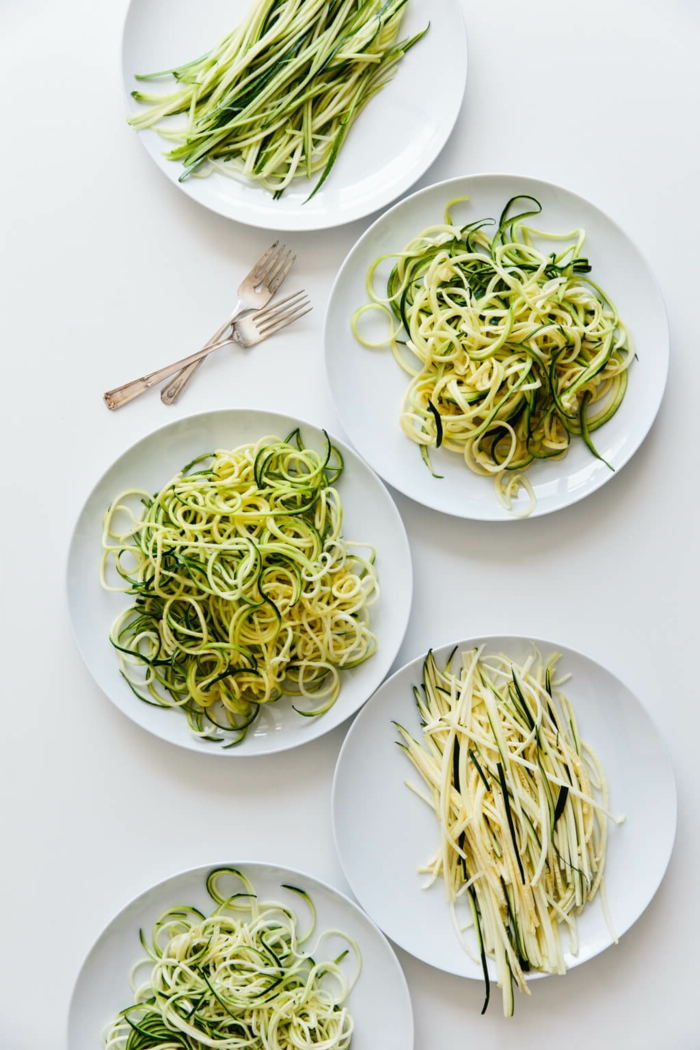 verschiedene zoodles formen vegane gerichte schnelle pasta mit zucchini rezept