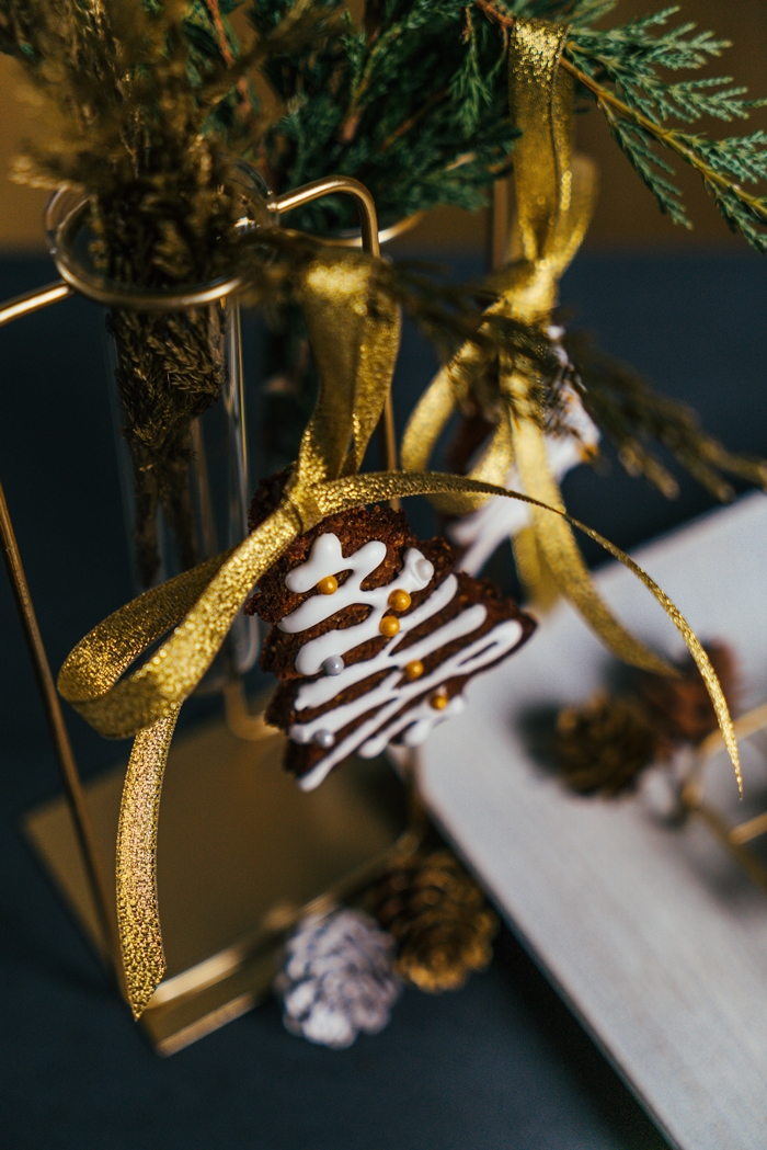 weihnachtsplätzchen rezept einfach und schnell leckere kekse in der form von tannenbäumen christbäume ornamnte weihnachtkugel