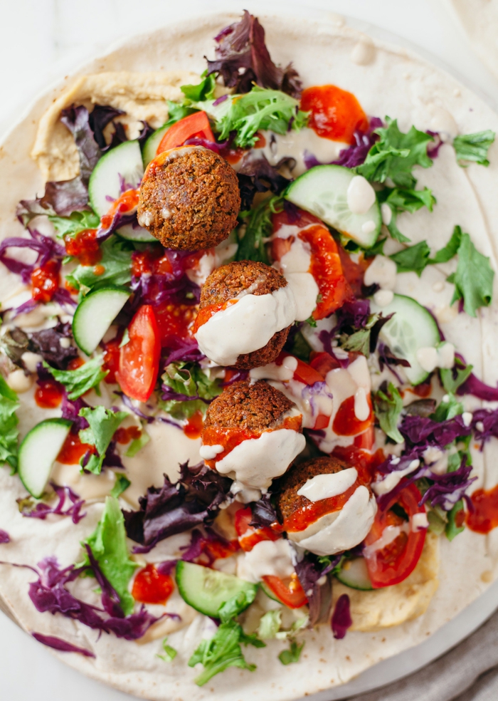 wrap salat soße und falafe bällchen was ist falafel nahosten küche leckere vegane speisen
